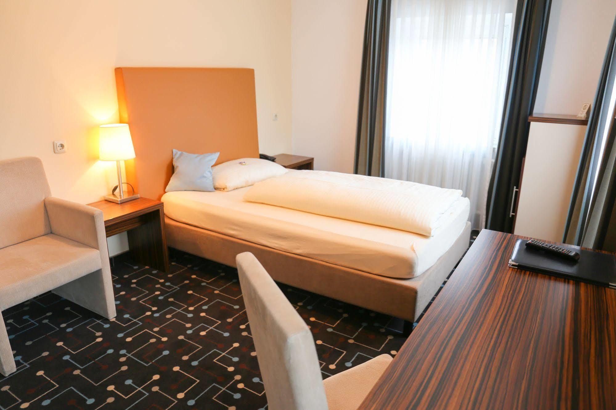 Hotel Koeniger Pliening Luaran gambar